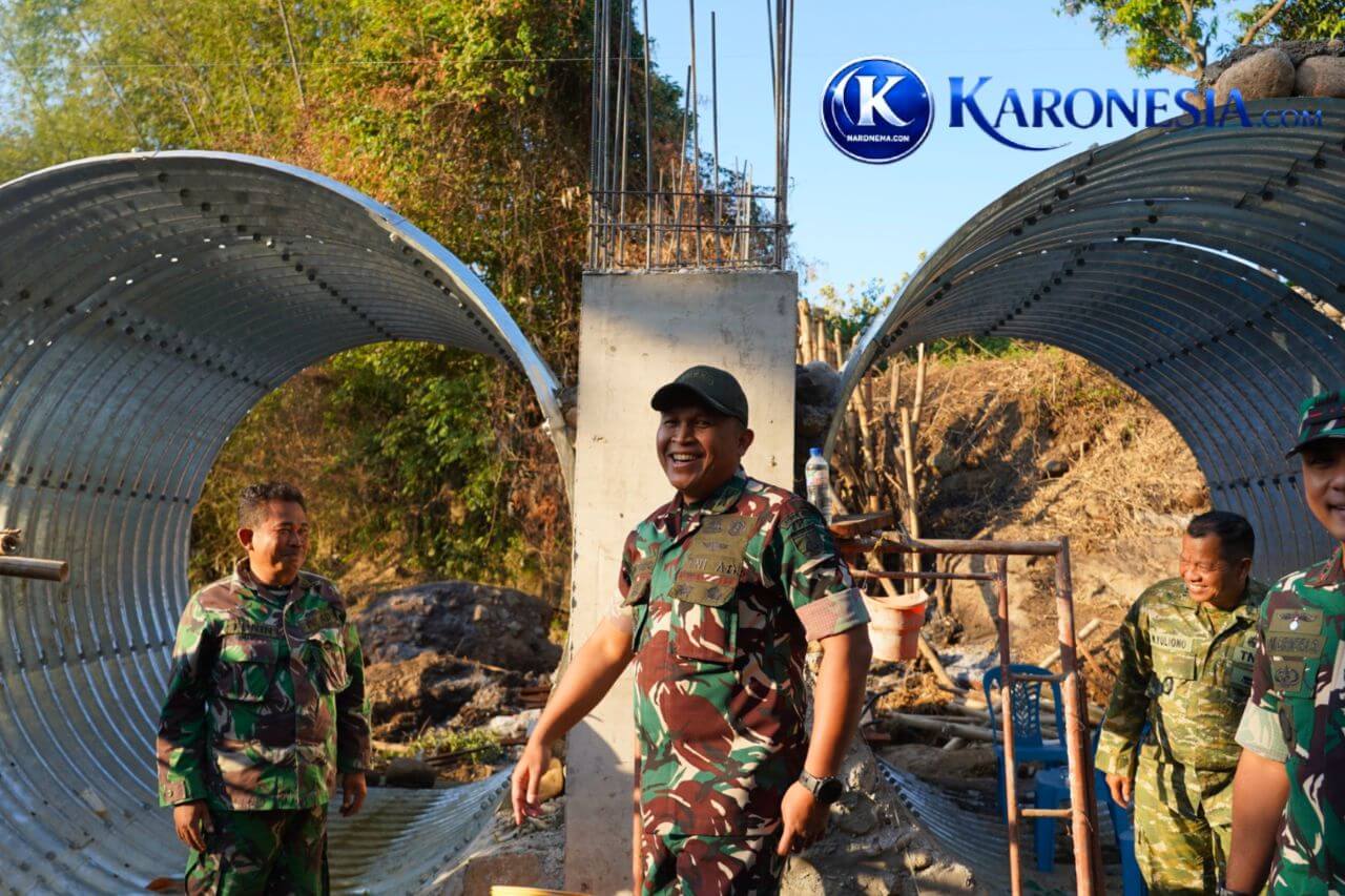 Danrem Kolonel Arm Untoro Hariyanto meninjau pembangunan Jembatan Garuda Magetan.