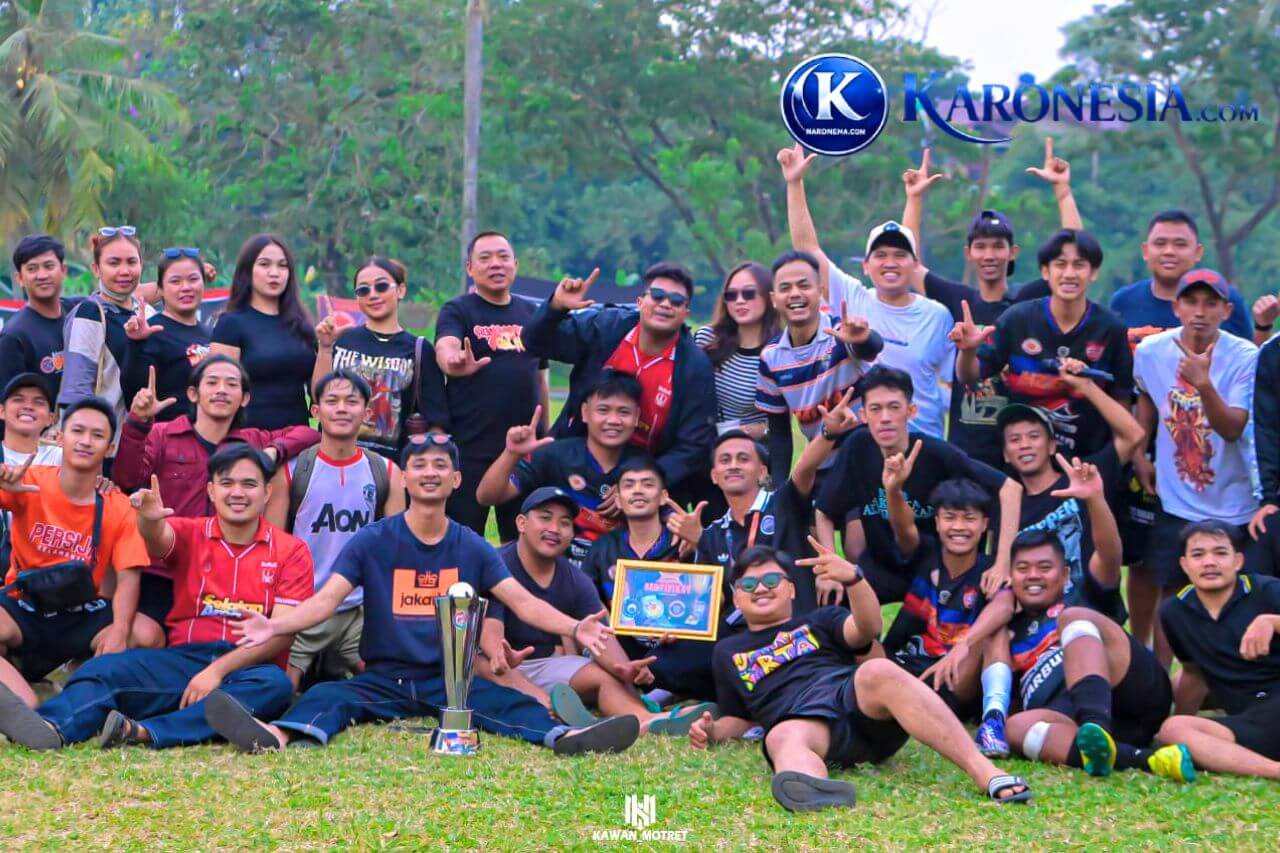 Foto bersama lintas komunitas suporter sepak bola se-Bekasi Raya di lapangan.