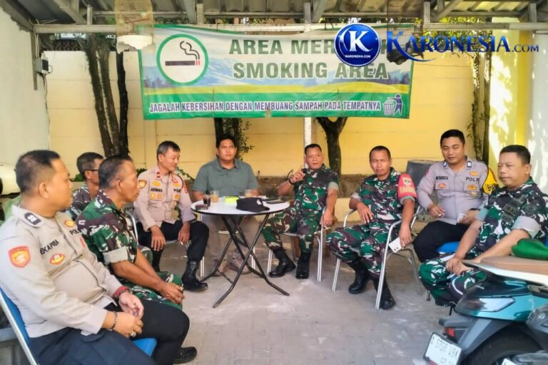 Personel TNI dan Polri duduk bersama berkoordinasi di Polsek Panongan.