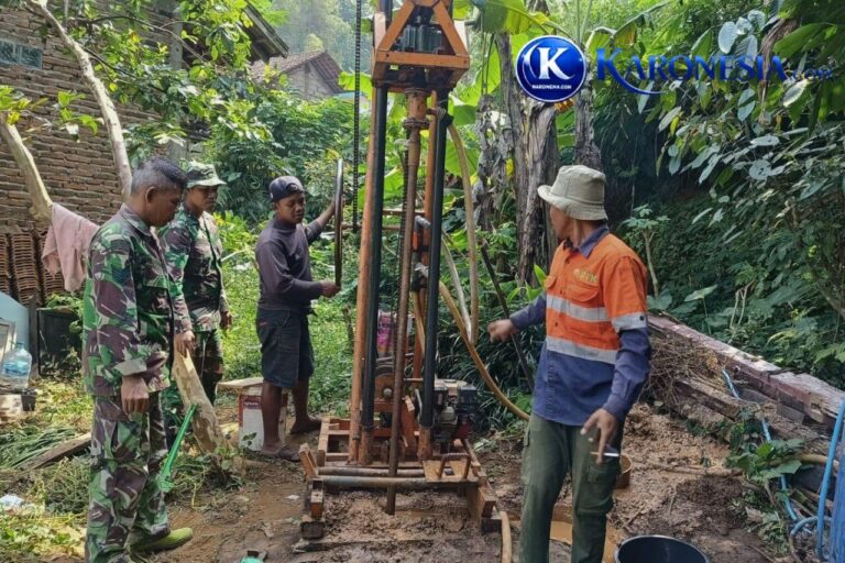 Anggota Satgas TMMD mengebor sumur bor di Desa Watuduwur, Purworejo