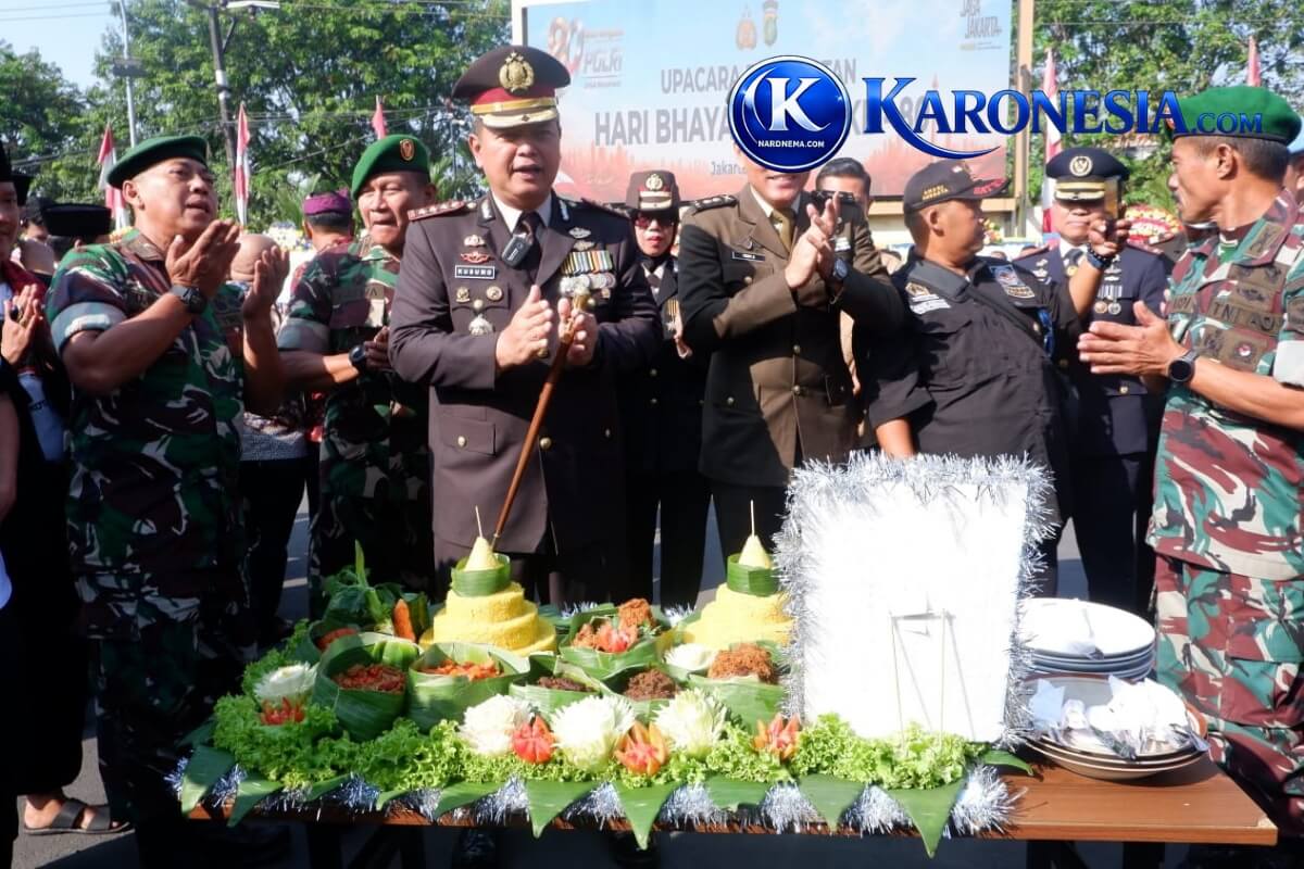 Penyerahan tumpeng HUT Bhayangkara ke-80 oleh jajaran TNI-Polri