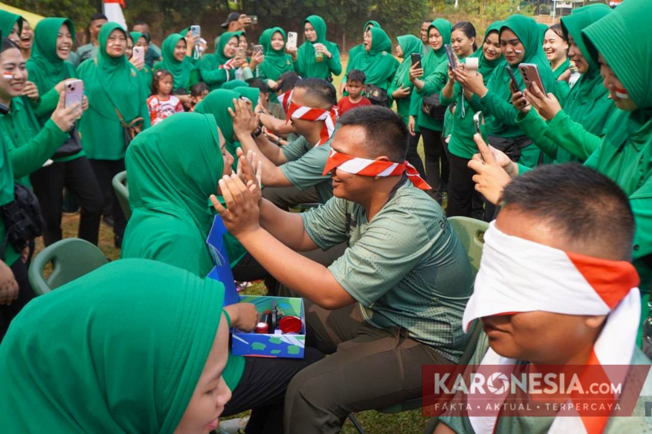 Lomba Make Up Mata Tertutup Meriahkan HUT RI