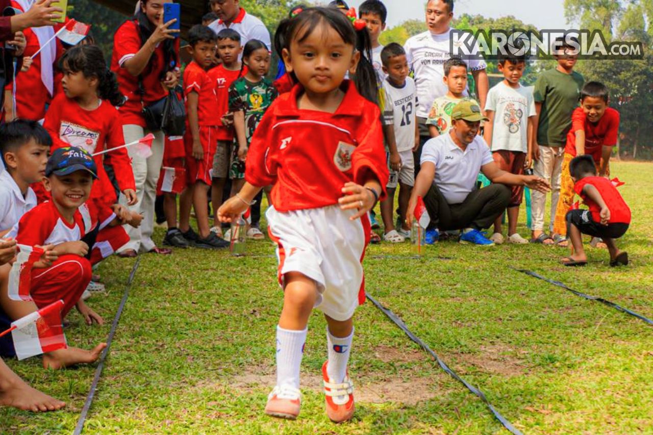 Bocah Cilik dengan Pin Merdeka