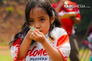 Anak perempuan peserta lomba lari kelereng mengenakan kaos merah putih pada perayaan HUT ke-81 RI di Kompleks Batalyon Arhanud 10/ABC.