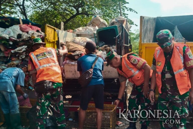 Babinsa dan warga bersihkan sampah di Jalan Adisucipto Jurumudi