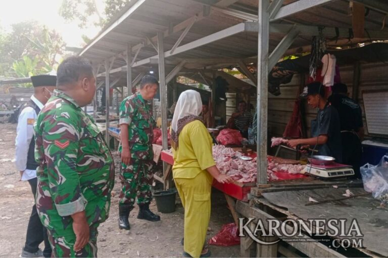 Babinsa Panongan memantau harga sembako di pasar tradisional