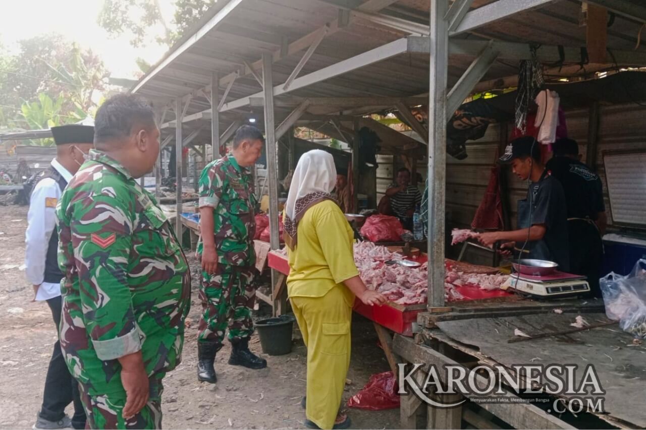 Babinsa Panongan memantau harga sembako di pasar tradisional