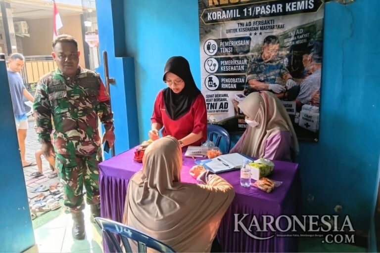 Warga antre periksa kesehatan dalam baksos Jaga Jakarta di Pasar Kemis.