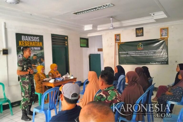 Babinsa Koramil 12/Rajeg dampingi petugas kesehatan periksa warga saat baksos kesehatan gratis
