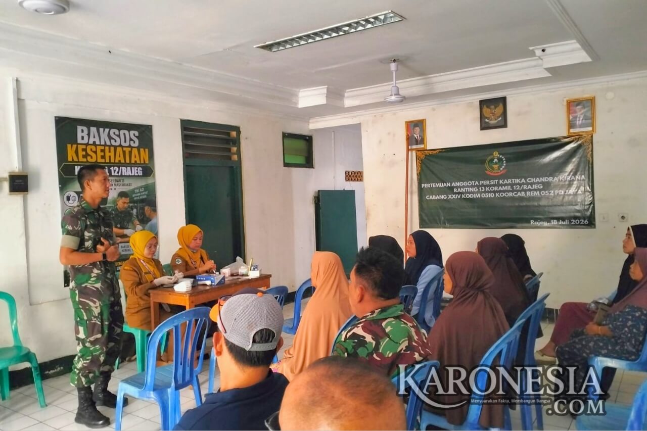 Babinsa Koramil 12/Rajeg dampingi petugas kesehatan periksa warga saat baksos kesehatan gratis