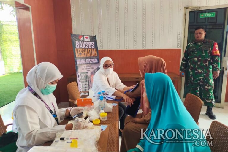 Personel Koramil Sepatan periksa kesehatan warga saat baksos.
