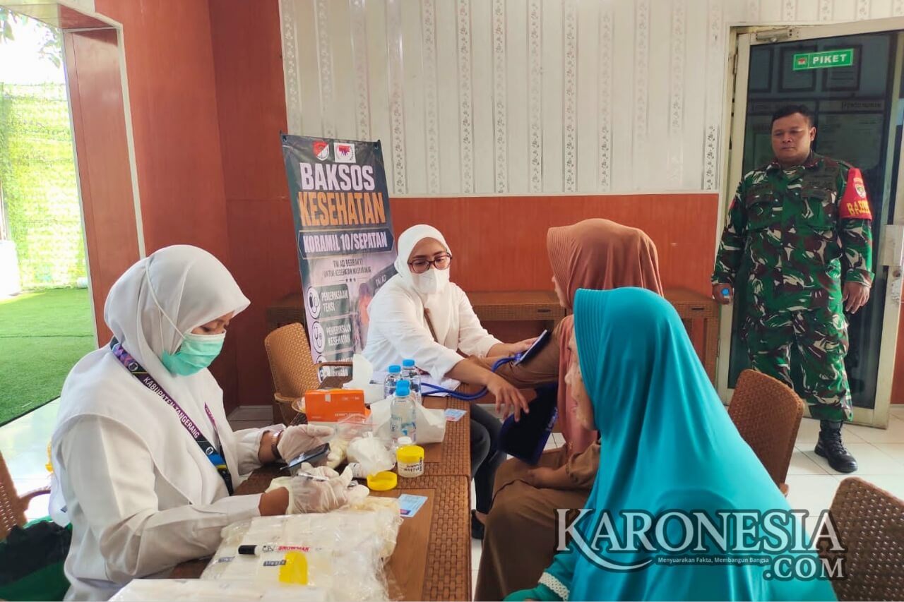 Personel Koramil Sepatan periksa kesehatan warga saat baksos.