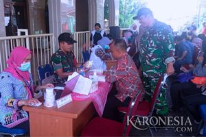 Petugas memeriksa kesehatan warga pada kegiatan Bakti Kesehatan Teritorial di Cawang, Jakarta Timur