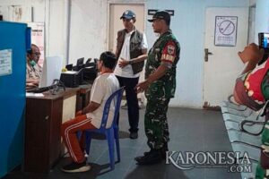 Warga memeriksakan kesehatan dalam kegiatan Bakti Kesehatan Teritorial Koramil Pulogadung
