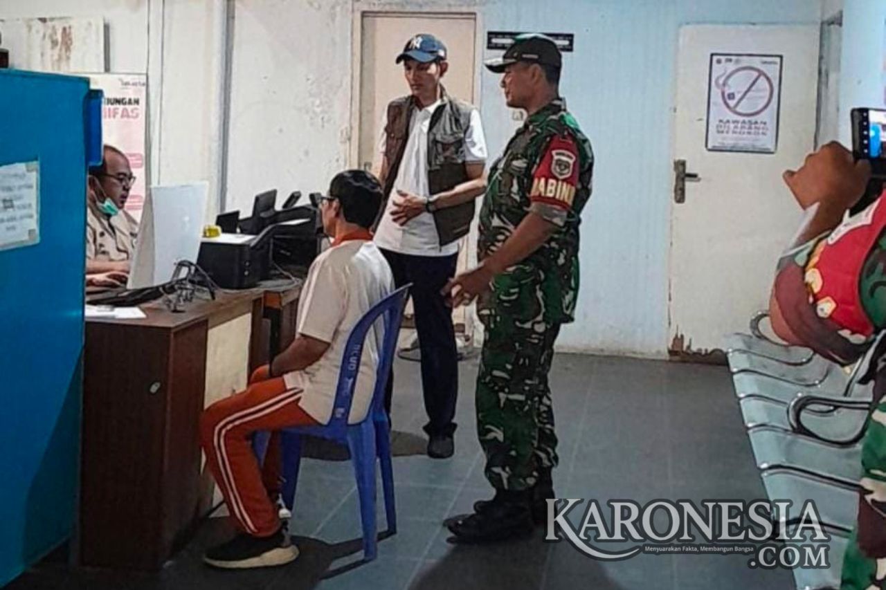 Warga memeriksakan kesehatan dalam kegiatan Bakti Kesehatan Teritorial Koramil Pulogadung