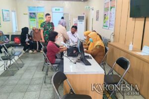 Babinsa dan petugas Puskesmas Sukasari melayani warga dalam kegiatan bhakti sosial kesehatan