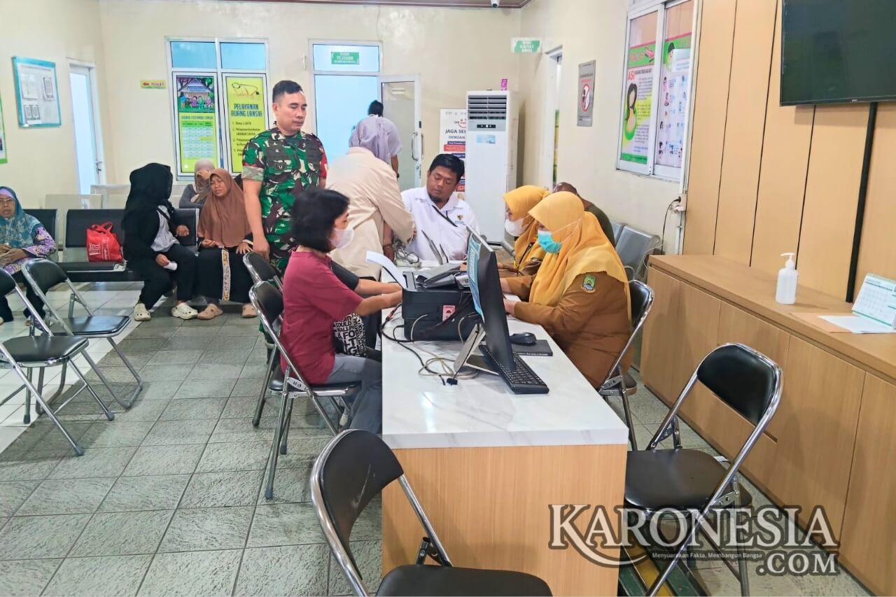Babinsa dan petugas Puskesmas Sukasari melayani warga dalam kegiatan bhakti sosial kesehatan