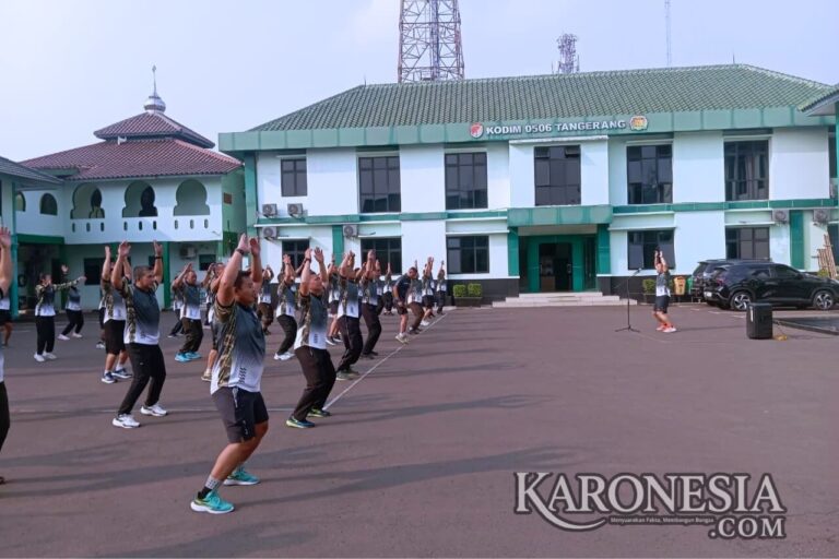 Dandim 0506/Tangerang memimpin senam pagi bersama prajurit di halaman Makodim