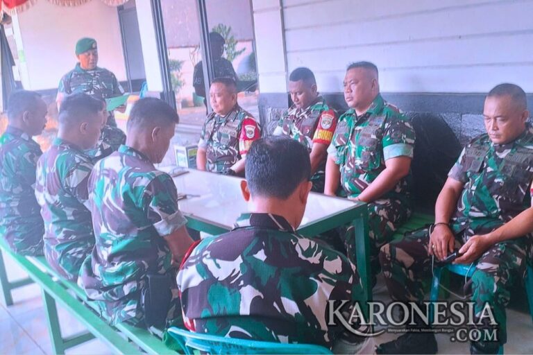 Danramil 04/Ciledug memberikan pengarahan kepada seluruh anggota usai apel pagi