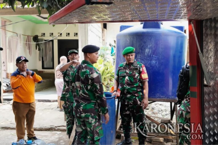 Personel Koramil Serpong dan Brigkav 1/LA salurkan air bersih ke warga Keranggan