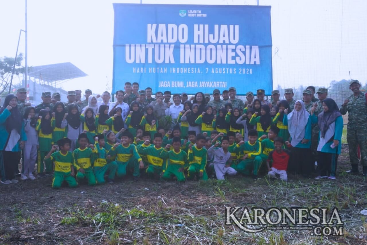 Caption. Foto bersama TNI, Forkopimda, siswa dan warga usai tanam 200 pohon di Kresek Tangerang peringati Hari Hutan Nasional 2026. (Pendim 0510 Trs)