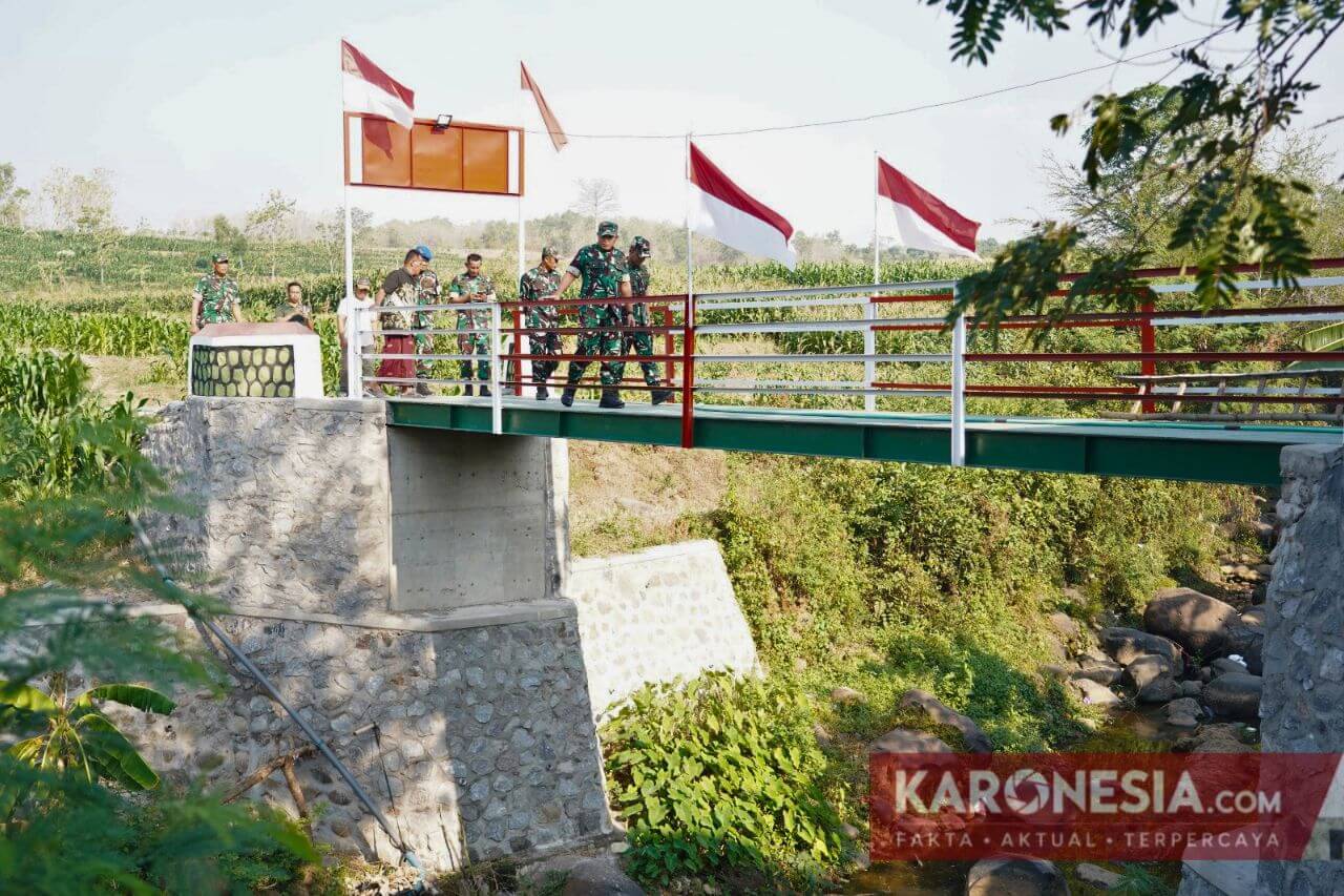 Jembatan Perintis Garuda di Nganjuk ditinjau personel TNI AD