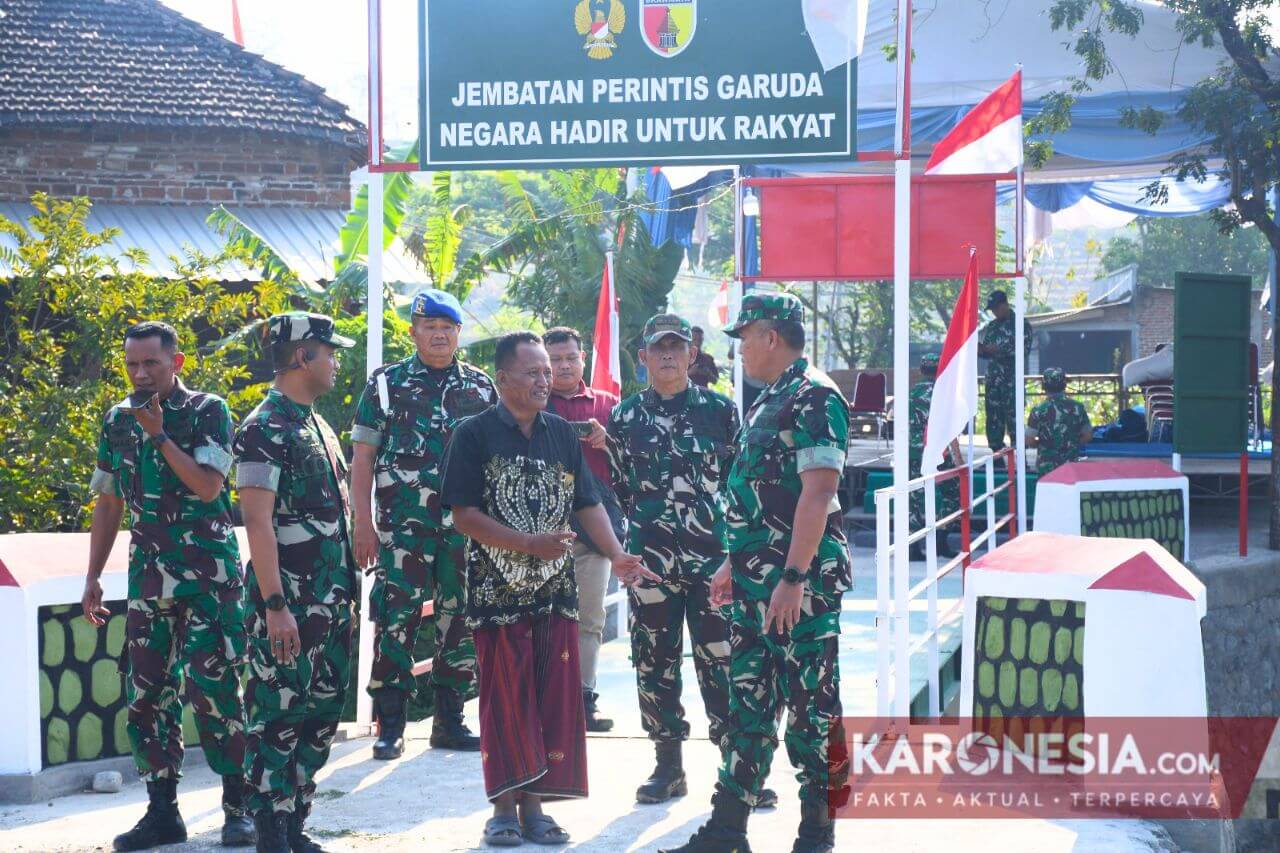 Papan nama Jembatan Perintis Garuda "Negara Hadir untuk Rakyat" di Nganjuk