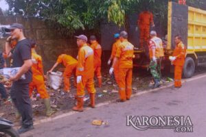 Personel Koramil dan DLH Tangsel bersihkan saluran air di Pondok Kacang Timur