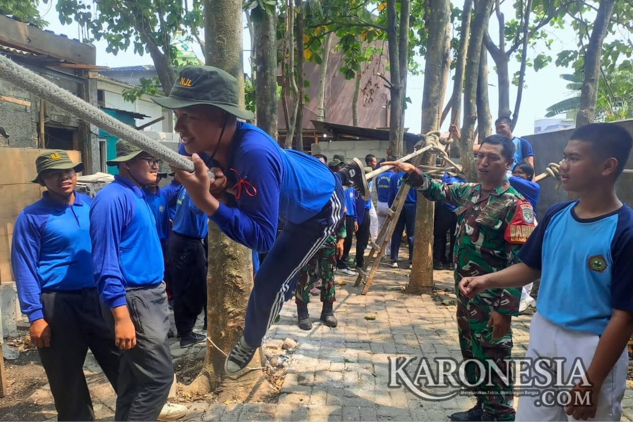 Koramil 02/Curug memberikan materi latihan disiplin kewiraan kepada siswa SMK Pelayaran Lusiana di Kelapa Dua, Tangerang