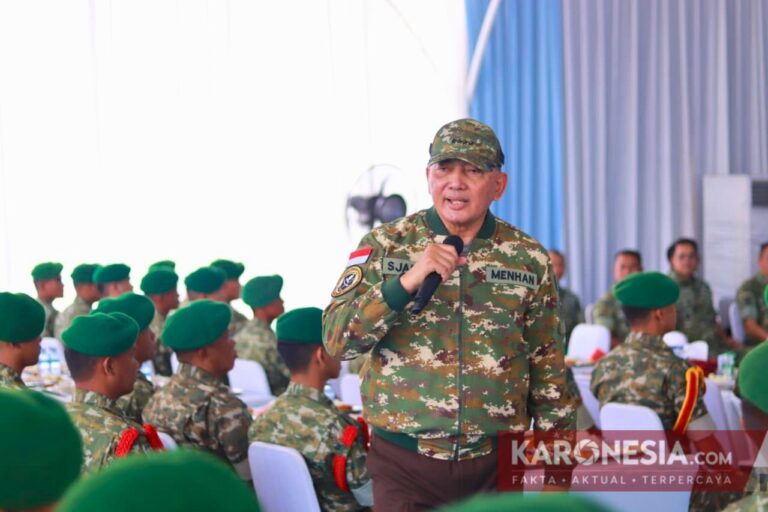 Menhan Sjafrie Sjamsoeddin memberi pengarahan kepada prajurit Yonif TP 942/AW