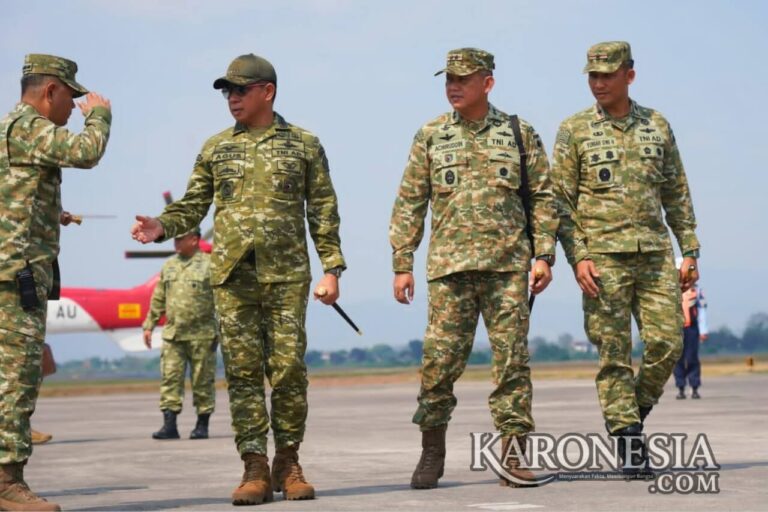 Panglima TNI dan Pangdam Diponegoro berjalan di Lanud Adisutjipto Yogyakarta