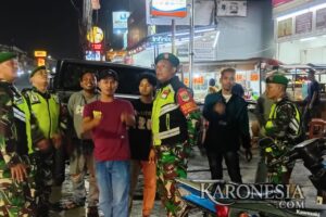 Personel TNI dan Polri melaksanakan patroli gabungan malam hari di Bantar Gebang, Bekasi