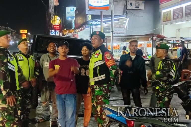 Personel TNI dan Polri melaksanakan patroli gabungan malam hari di Bantar Gebang, Bekasi