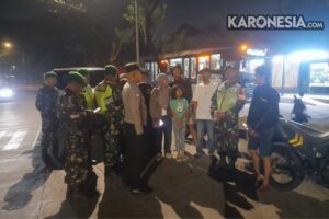Aparat TNI dan Polri berinteraksi dengan warga saat patroli malam di Bantar Gebang.