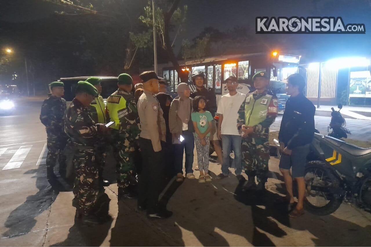 Aparat TNI dan Polri berinteraksi dengan warga saat patroli malam di Bantar Gebang.