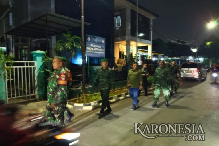 Personel Kodim 0506/Tangerang patroli malam akhir pekan di wilayah binaan.