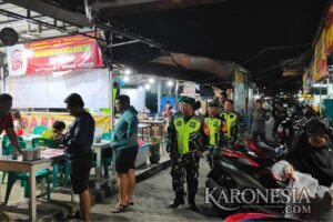 Personel Koramil 01/Kranji dan aparat keamanan melaksanakan patroli malam di Kota Bekasi