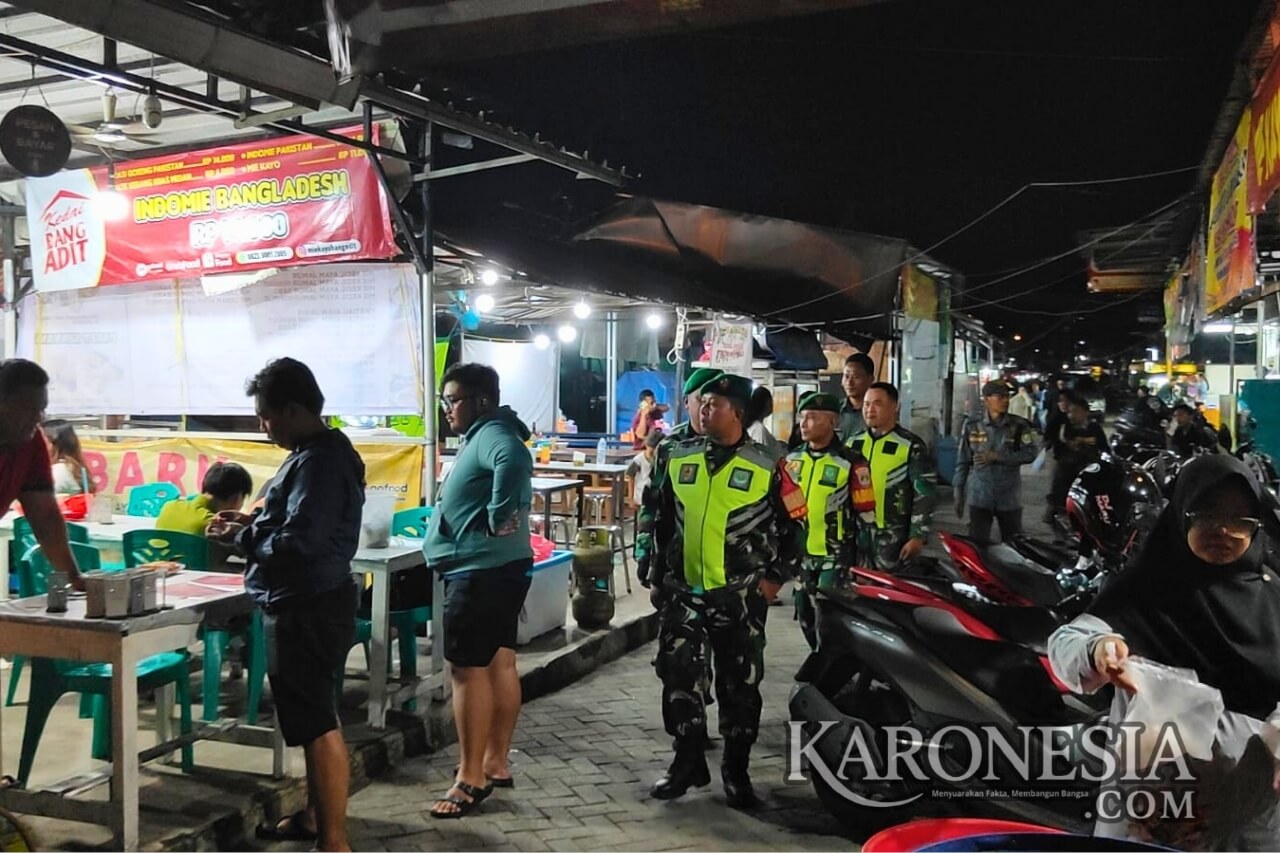 Personel Koramil 01/Kranji dan aparat keamanan melaksanakan patroli malam di Kota Bekasi