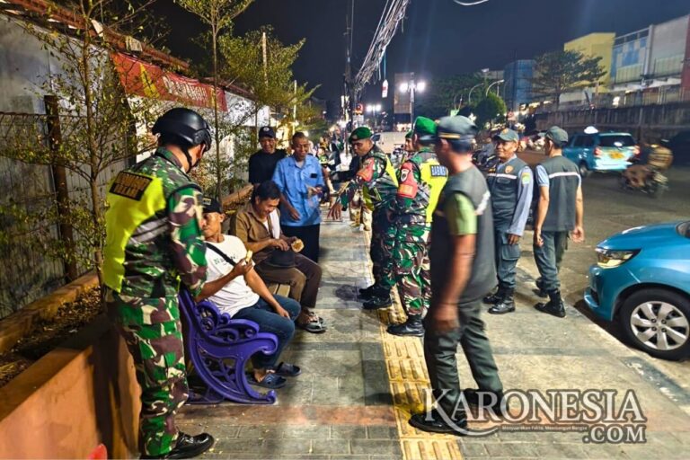 Personel TNI dan warga saat patroli malam di trotoar Jati Asih Bekasi