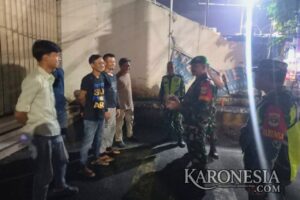Personel Koramil 04/Jati Asih dan Polri saat patroli malam di Bekasi