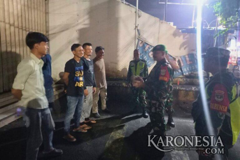 Personel Koramil 04/Jati Asih dan Polri saat patroli malam di Bekasi