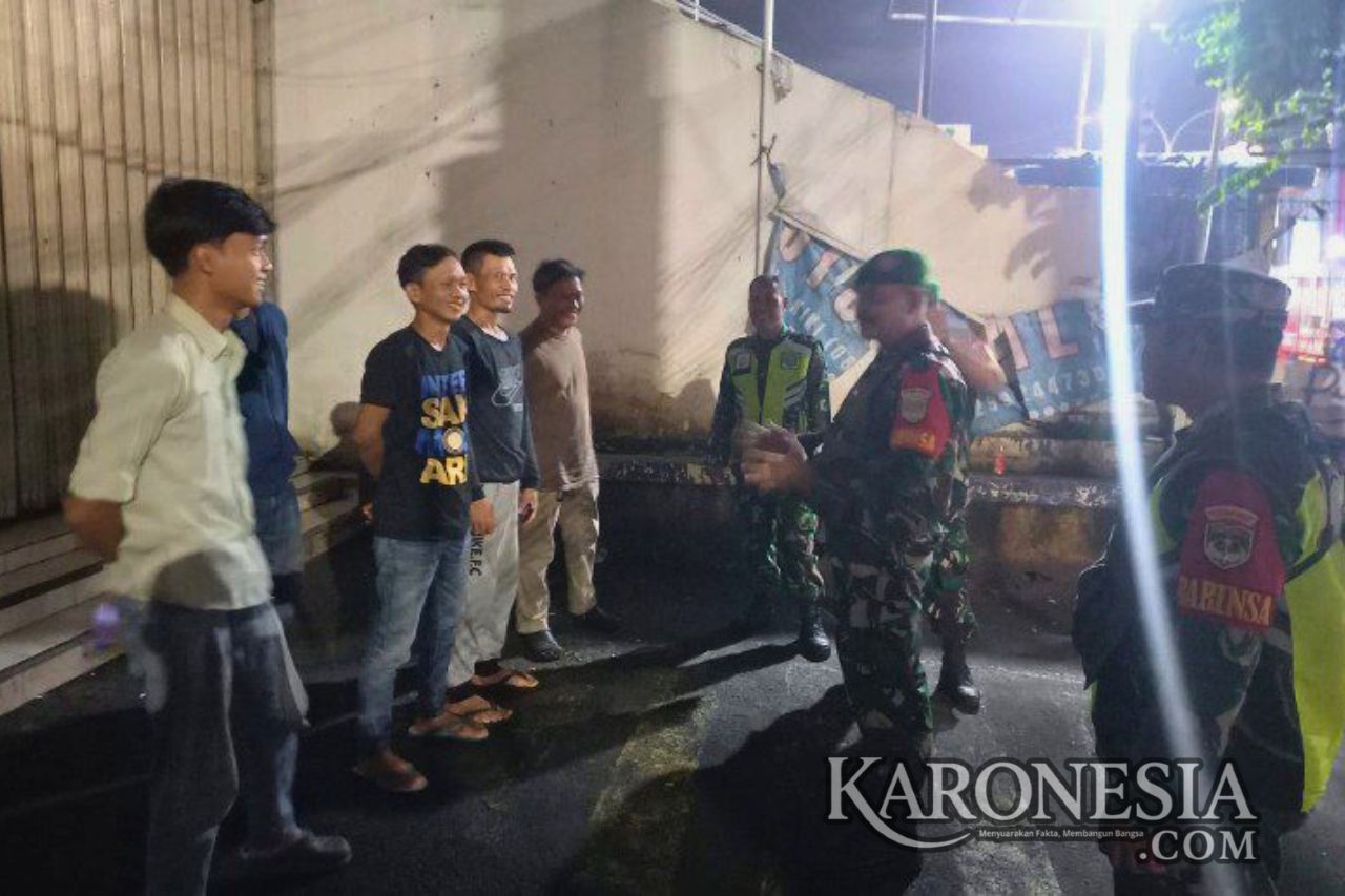 Personel Koramil 04/Jati Asih dan Polri saat patroli malam di Bekasi