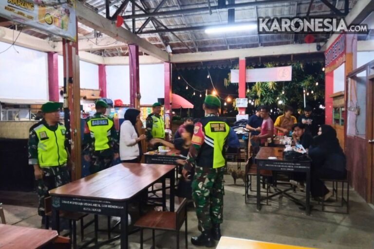 Personel Koramil 03 Teluk Pucung melaksanakan patroli malam di wilayah binaan