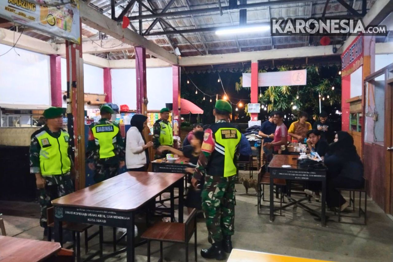 Personel Koramil 03 Teluk Pucung melaksanakan patroli malam di wilayah binaan