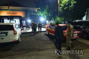 Personel TNI patroli siskamling malam di depan Kantor Camat Pondok Aren