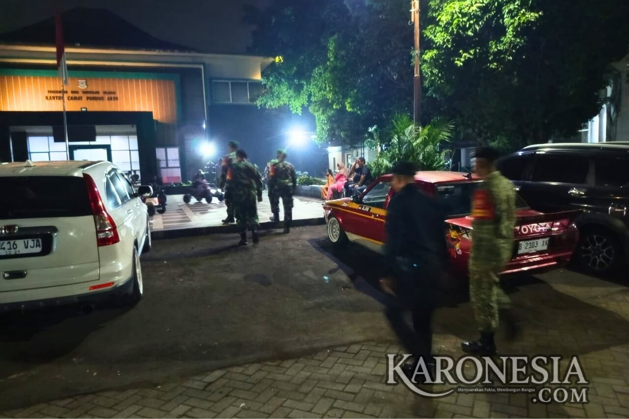 Personel TNI patroli siskamling malam di depan Kantor Camat Pondok Aren