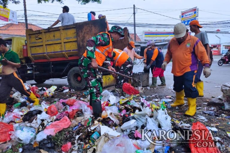 Personel Satgas Sampah bersama warga bersihkan tumpukan sampah di Sepatan