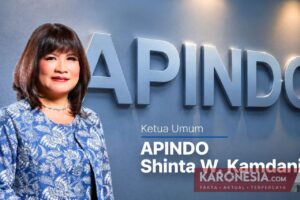 Shinta W. Kamdani, Ketua Umum APINDO, di depan logo APINDO