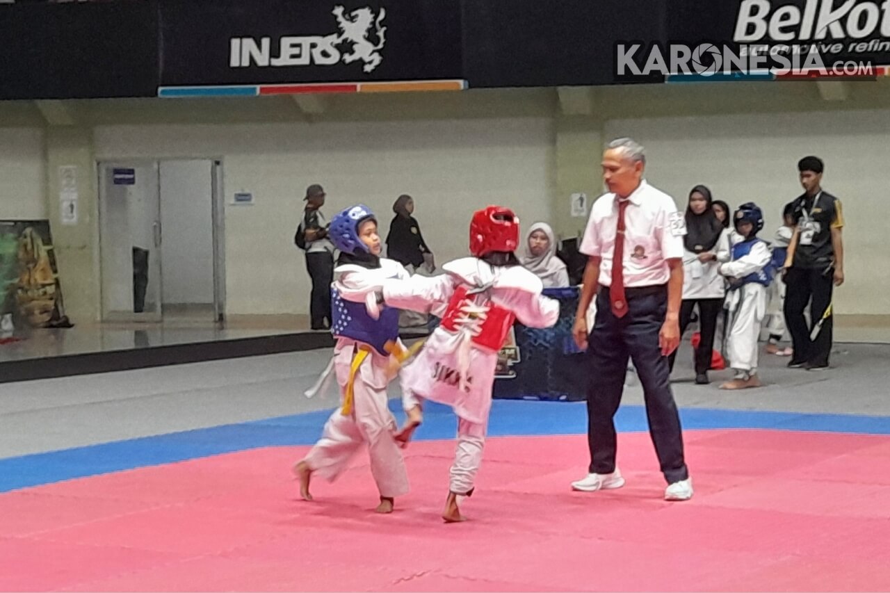 Dua atlet muda bertanding di matras Kejuaraan Taekwondo Danrem 052 Wijayakrama