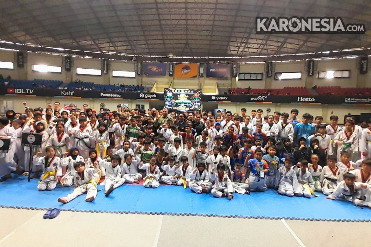 Ratusan peserta Kejuaraan Taekwondo Danrem 052 Wijayakrama berfoto bersama di Tangerang